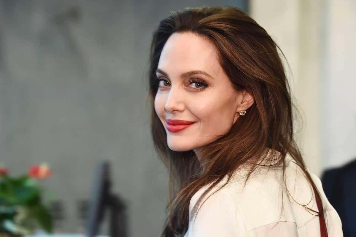 artis hollywood yang gemar beramal_Angelina Jolie