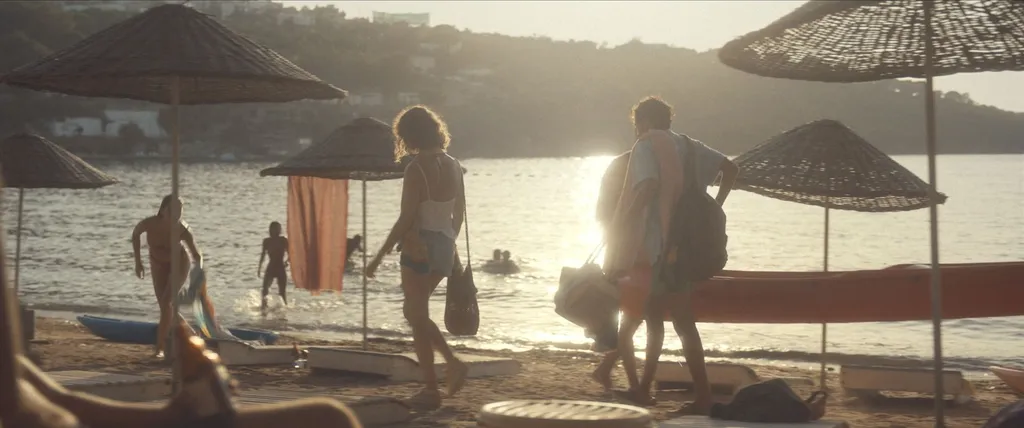 Sinopsis & Review Last Summer, Cinta Segitiga di Pantai Turki 5