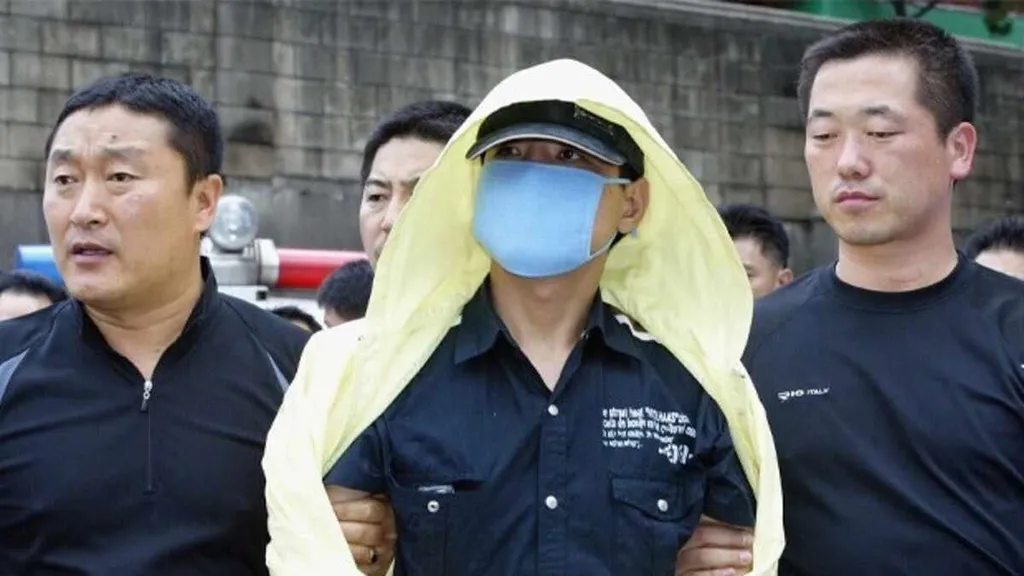 7 Fakta The Raincoat Killer: Chasing a Predator in Korea (2021) 7