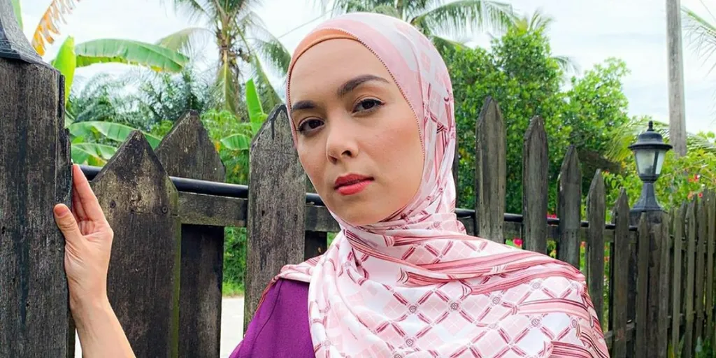 Siti Saleha (Mia Adriana)